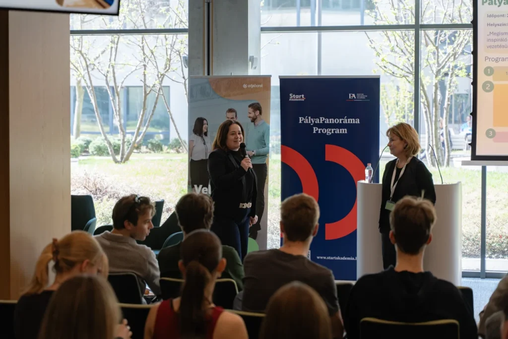 Előadók beszélnek közönség előtt egy szakmai eseményen