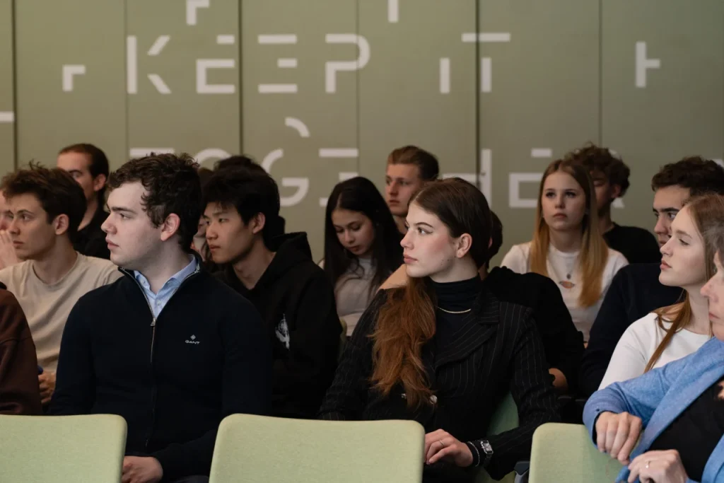 Fiatalok figyelnek előadás közben egy teremben