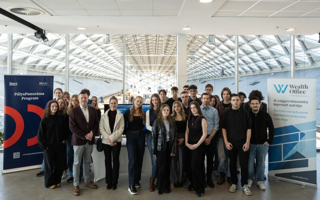Csoportkép a PályaPanoráma Programon – Wealth Office stand