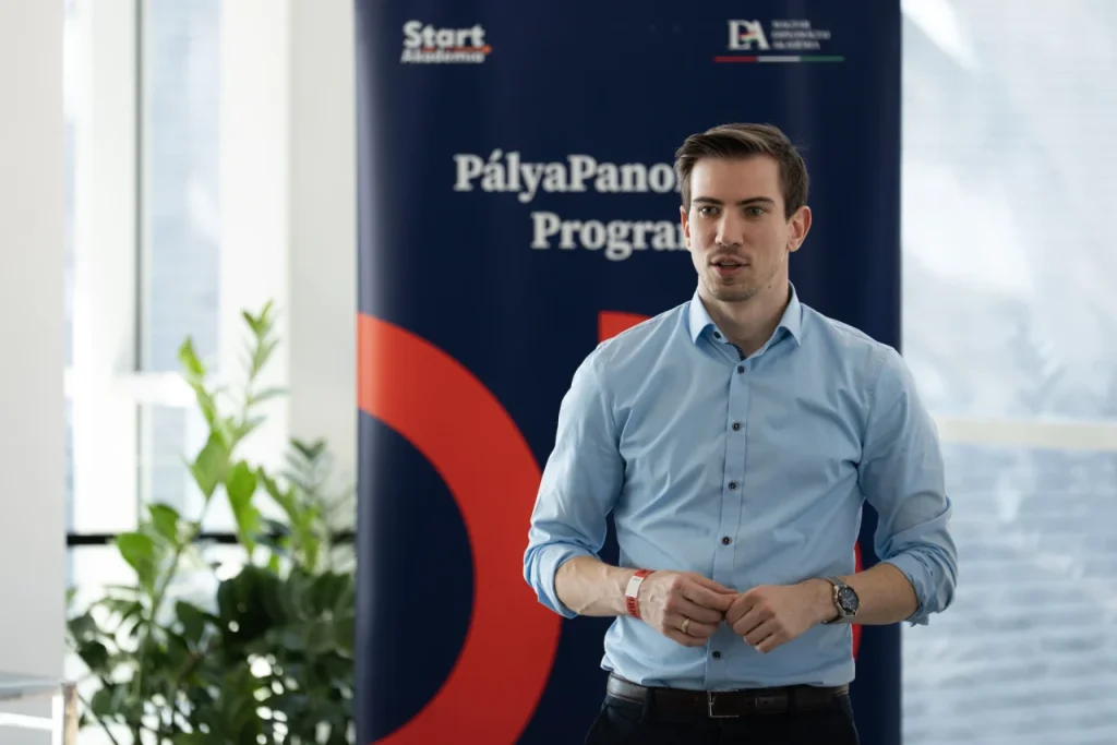 Előadó beszél a PályaPanoráma Program bannere előtt