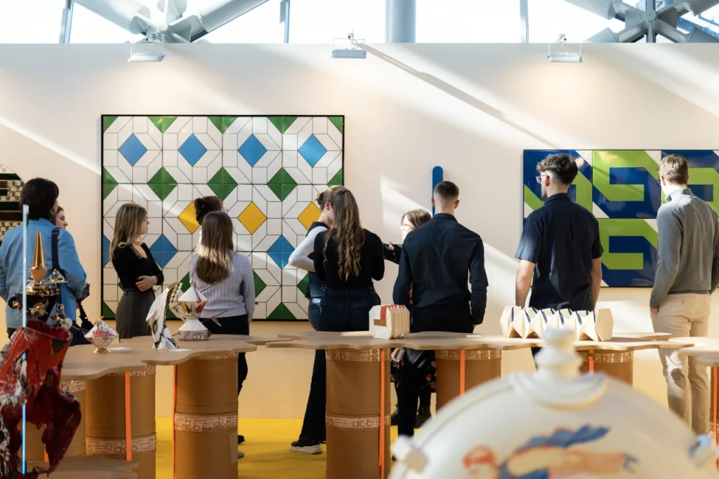 Csoport kiállításon installációkat néz