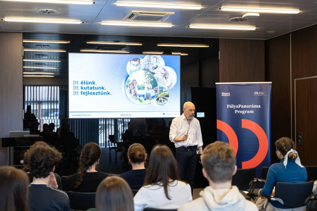 Előadó konferencián vetített diánál PályaPanoráma Program roll-up mellett