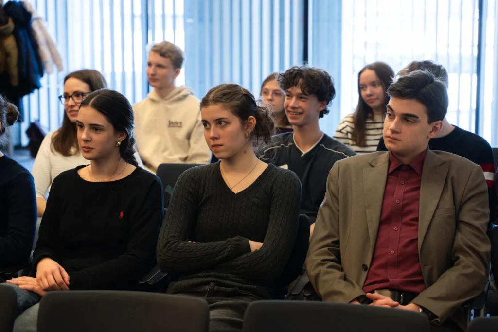 Diákok hallgatóságként ülnek előadáson