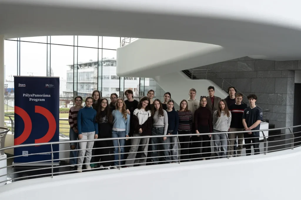Csoportkép a korlátnál PályaPanoráma Program roll-uponál