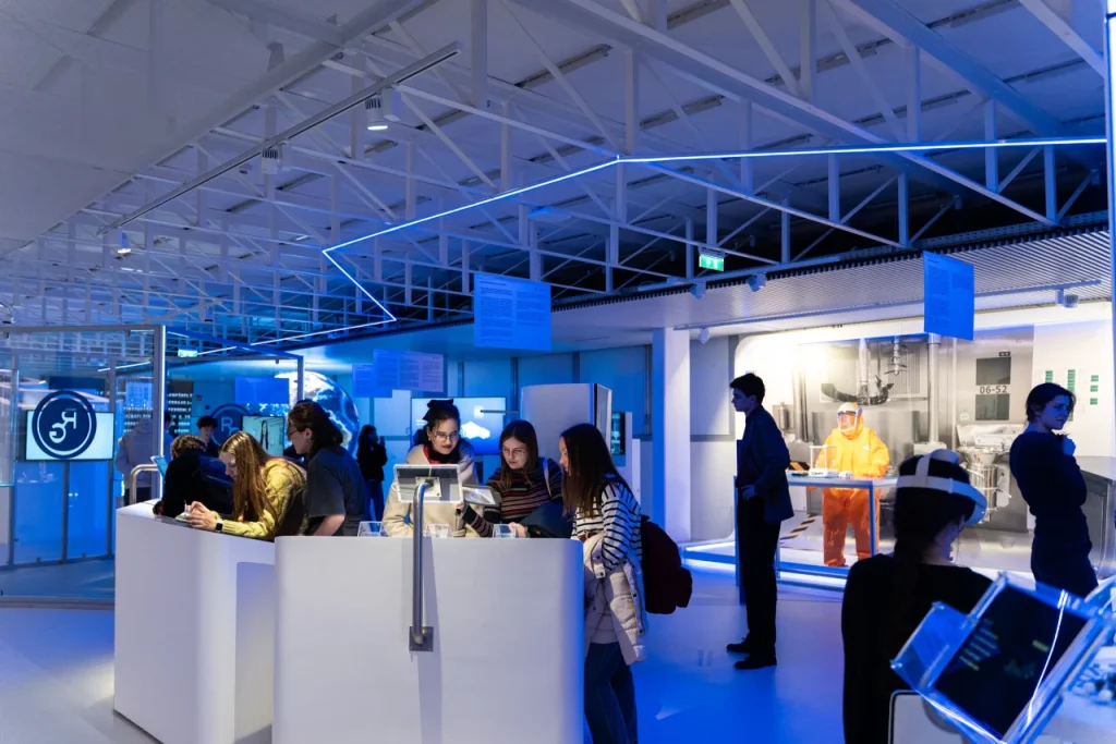 Kiállításon diákok interaktív eszközöket próbálnak