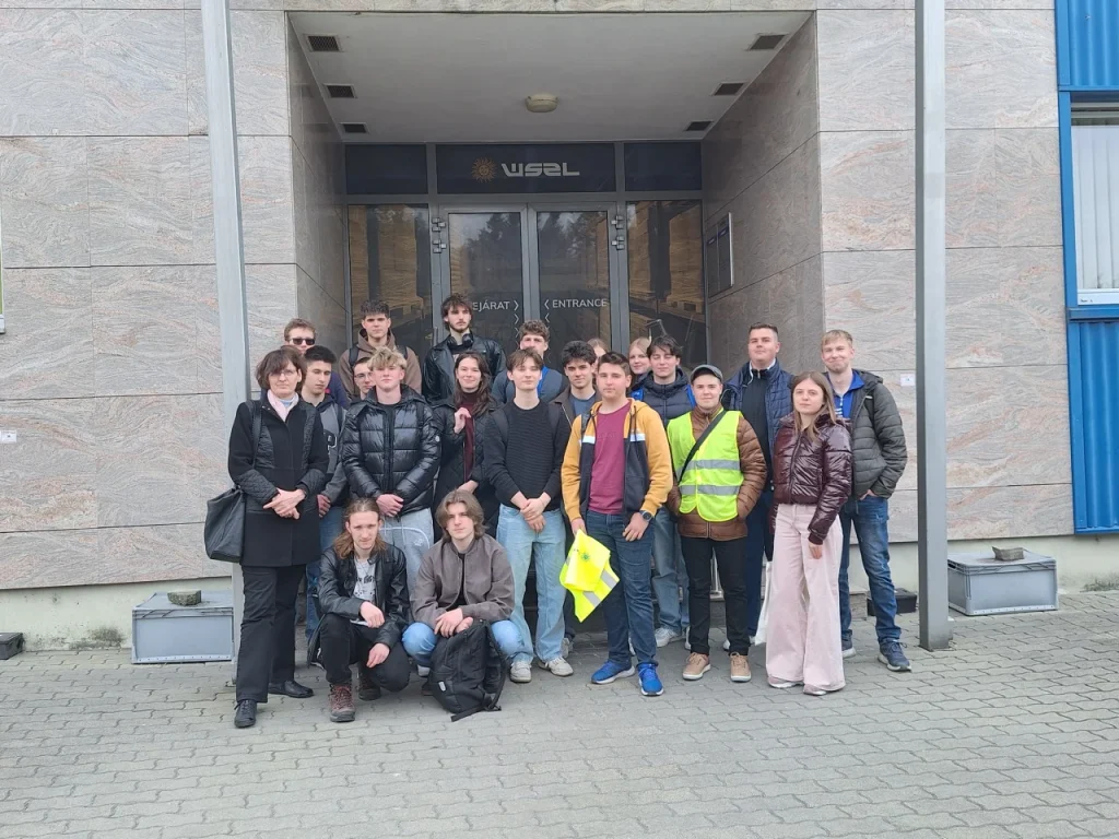 Csoportkép a WEEL épület bejárata előtt