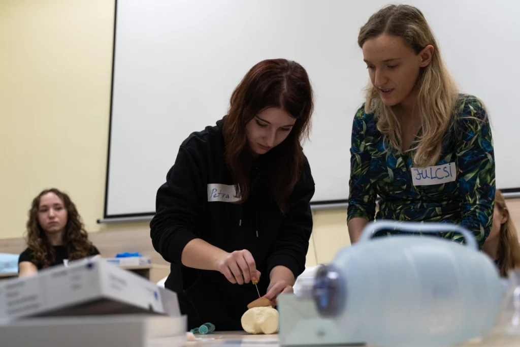 Elsősegély bemutató lélegeztető ballon és eszközök