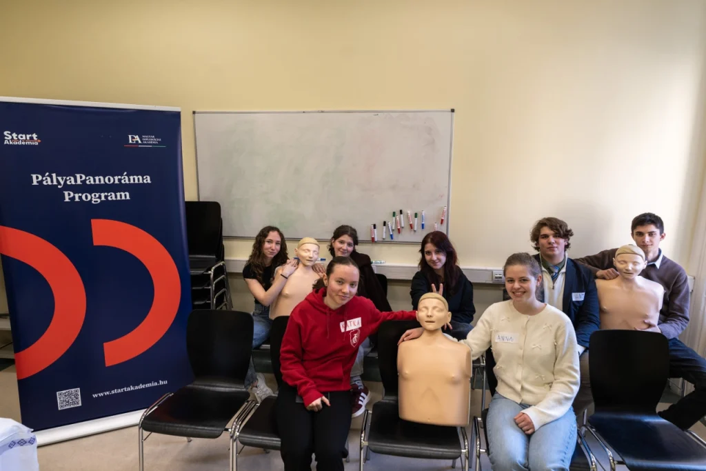 Csoportkép a PályaPanoráma Programon oktatóbabákkal
