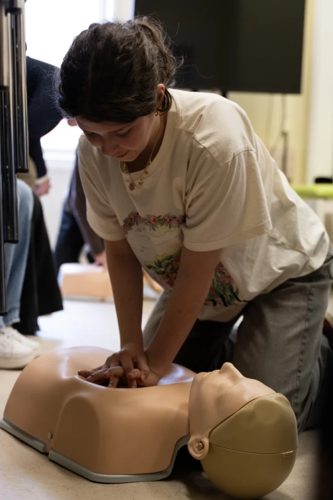 Újraélesztés gyakorlása oktatóbabán