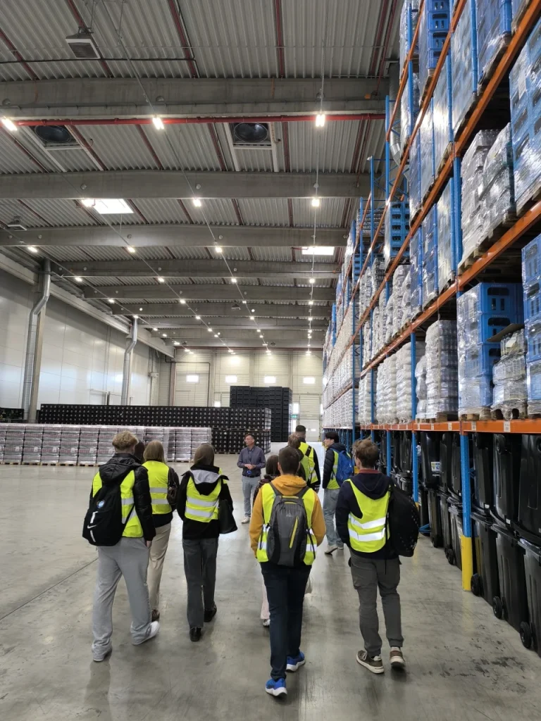 Csoport raktárban láthatósági mellényben